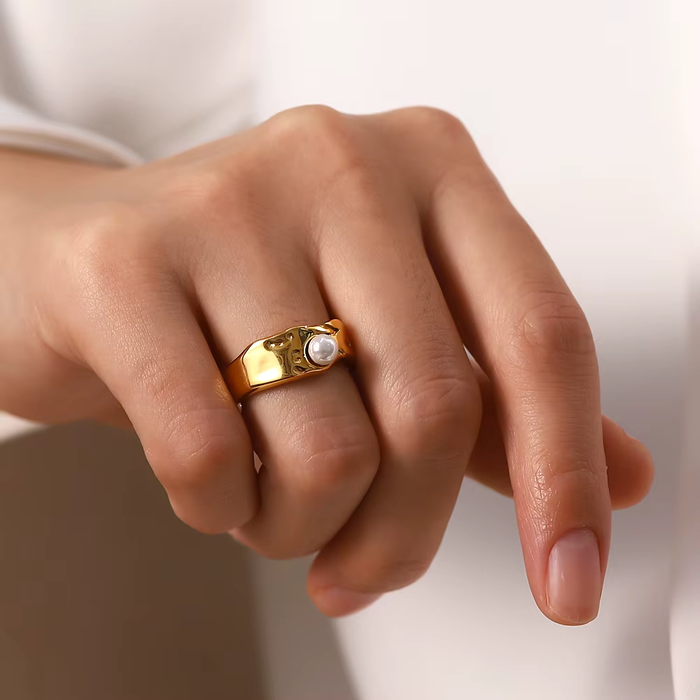 Elegant Gold Ring with Natural Pearl