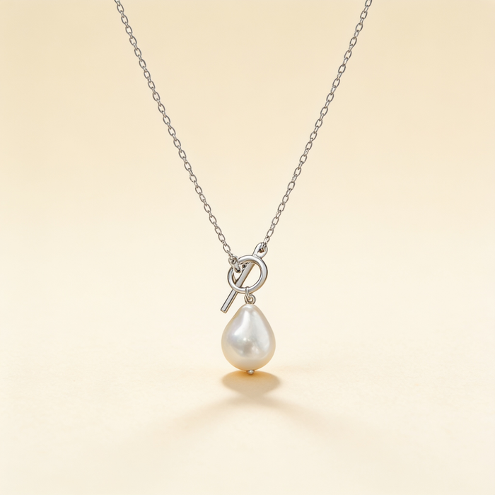 Elegant Gold-Tone Necklace with Pearls