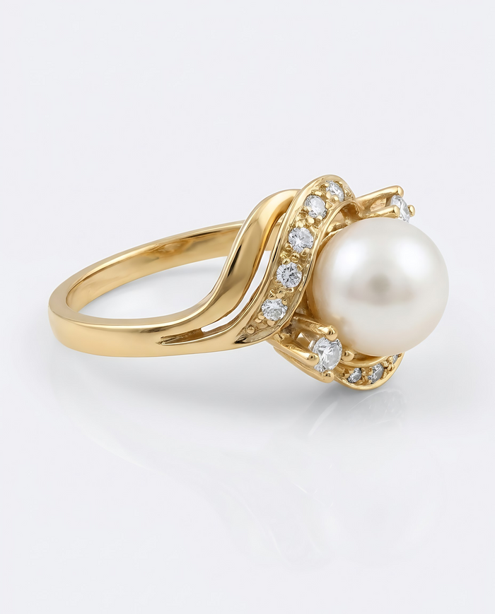 Chic Pearl and Radiant Gold Ring