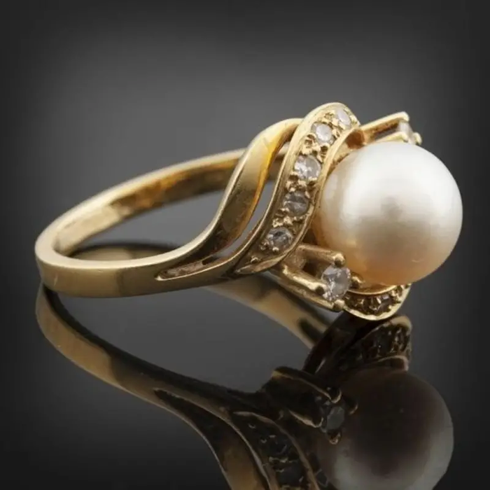 Chic Pearl and Radiant Gold Ring